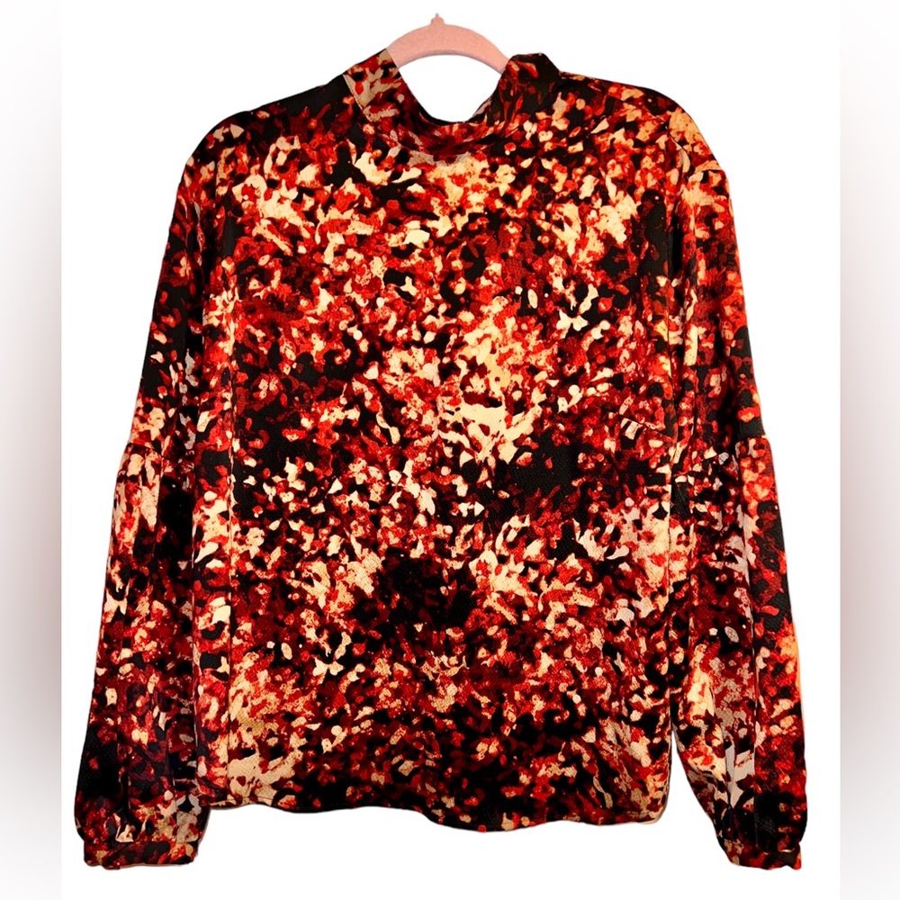Prologue pull over blouse w/ tie in back of neck, eyelet hook clasp, beautiful